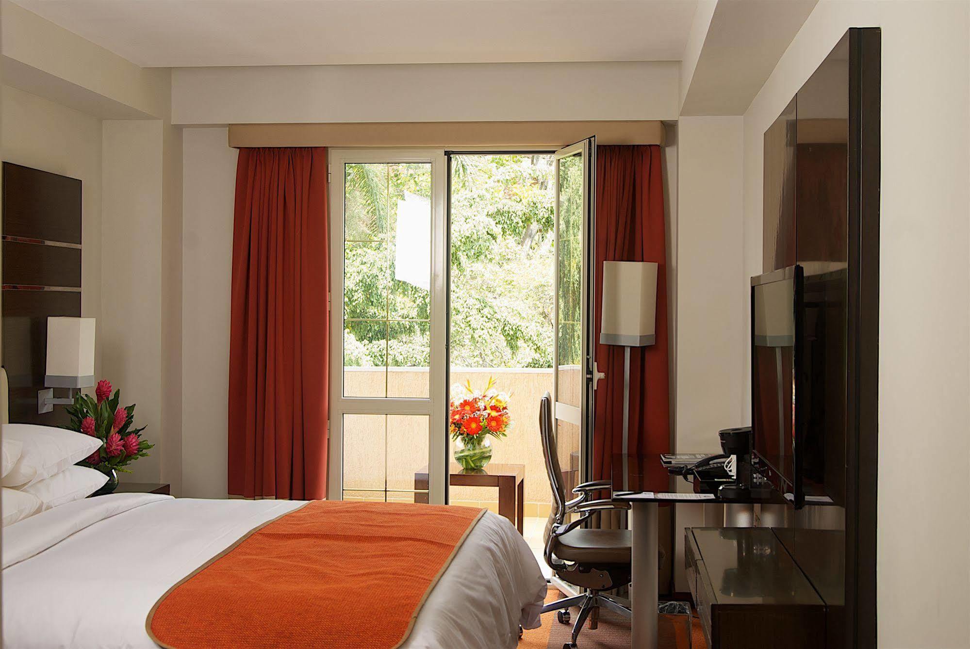 Hotel Altamira Village Каракас Экстерьер фото